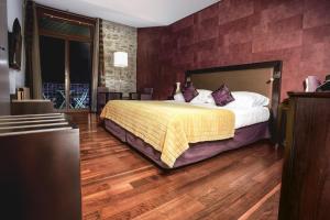 洛桑Rivage Hotel Restaurant Lutry的酒店客房铺有木地板,配有一张大床。