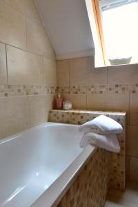 阿伯费尔迪布雷之家住宿加早餐旅馆的带浴缸的浴室和窗户。