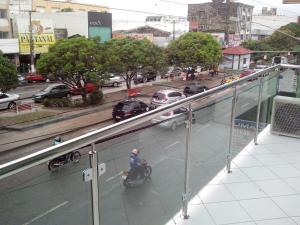 CastanhalEstação Hotel的一个人在建筑物的阳台上骑着自行车