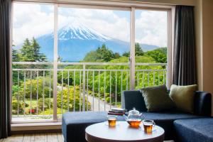 富士河口湖富士豪景酒店的客厅设有窗户,享有山景