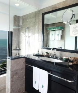 拉古洼班岩绿荫宾坦酒店的一间带水槽和镜子的浴室