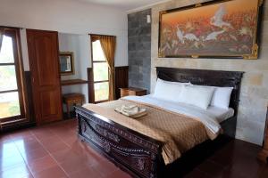 蓝梦岛普里努沙海滩酒店的一间卧室配有一张壁画床