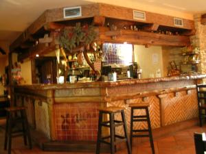 奥利奥奥里奥哈洛旅馆的餐厅的酒吧,带凳子