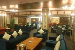 洲本市水母岛公寓的一间设有蓝色沙发和桌子的等候室