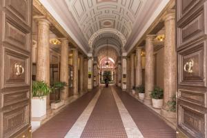 罗马Matisse Royal的建筑中带柱子和天花板的走廊
