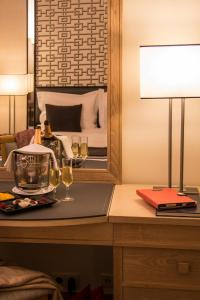 里斯本世界酒店的一张桌子,上面放着两杯葡萄酒和一面镜子