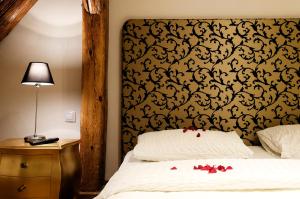 布拉格朵琪拉维塔精品套房酒店的一间卧室配有一张带黑白床头板的床