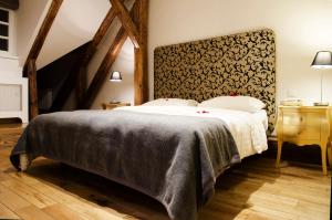 布拉格朵琪拉维塔精品套房酒店的一间卧室配有一张大床和大床头板