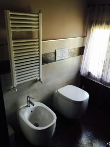 多尔切阿夸La Casetta的浴室配有盥洗盆、卫生间和坐浴盆。