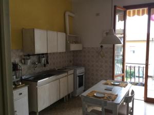 圣皮耶罗阿谢韦Intorno Firenze B&B的厨房配有白色橱柜和桌子