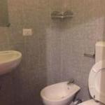 斯培西亚奥罗拉酒店的浴室配有白色卫生间和盥洗盆。