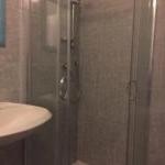 斯培西亚奥罗拉酒店的浴室里设有玻璃门淋浴
