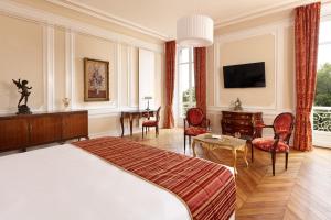 RullyChâteau Saint-Michel - Cercle des Grands Crus的酒店客房带一张床、一张桌子和椅子