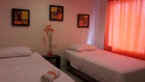 卡塔赫纳曼萨尼约海滩酒店的小型客房 - 带2张床和窗户
