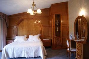 瓦斯卡坎波精髓精品酒店的卧室配有白色的床和木墙