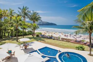 马利西亚斯Amora Hotel Maresias的享有海滩和游泳池的空中景致。