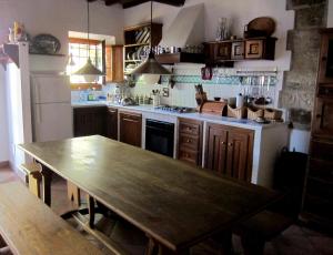Pulica Holiday Home的厨房或小厨房