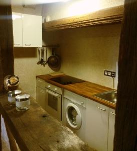 布鲁瓦图尔利兹姆布罗阿城堡公寓的厨房配有洗衣机和水槽