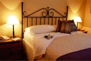 查克拉斯德科里亚罗伯斯德贝萨烈酒店的一间酒店客房,床上摆放着鲜花