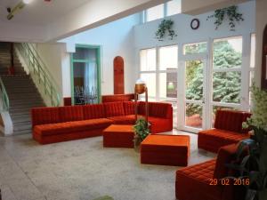 埃格尔博塔克斯汽车旅馆的客厅设有红色的沙发和窗户。