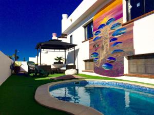 科拉雷侯富埃特文图冲浪手旅馆的一座带绘画的房屋前的游泳池
