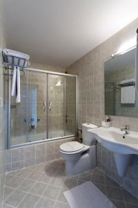 伯萨肯特酒店 的浴室配有卫生间、盥洗盆和淋浴。