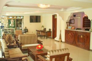 贡德尔AG Hotel Gondar的客厅配有椅子和鲜花桌子