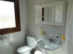 阿桂拉斯Los Geraneos的白色的浴室设有卫生间和水槽。