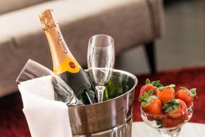 林雪平斯洛特帕可开瑞酒店的一瓶香槟和一桶草莓