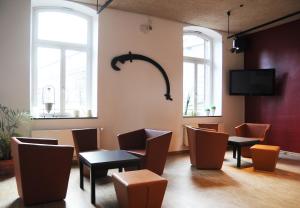 杜伊斯堡吉恩得豪贝尔格德斯贝格兰德斯卡伏特公园酒店的一间设有桌椅和窗户的等候室