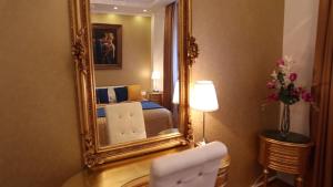 布达佩斯布达佩斯VIP公寓的卧室配有一张床,墙上设有镜子