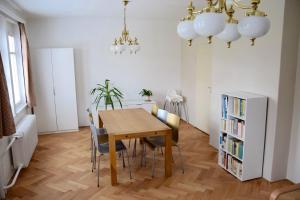 布拉格布拉格古典之家6号度假屋的一间带木桌和椅子的用餐室