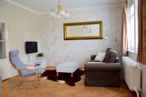 布拉格布拉格古典之家6号度假屋的客厅配有沙发和椅子