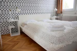 布拉格布拉格古典之家6号度假屋的白色卧室配有一张带白色床单的大床