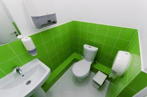 顿河畔罗斯托夫马克西旅舍的绿色瓷砖浴室设有卫生间和水槽