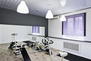 顿河畔罗斯托夫马克西旅舍的健身房,配有跑步机和有氧运动器材