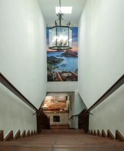 埃尔卡沃德加塔Hotel las Salinas的墙上有画作的楼梯和吊灯