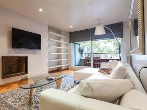 巴塞罗那巴塞罗那博纳诺瓦中心居家公寓的客厅配有白色家具和壁炉