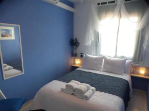 库尼特卡梅塔旅馆的一间卧室配有一张床,上面有两条毛巾