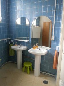 Arcones埃尔富希奥德尔德拉贡旅舍的蓝色瓷砖浴室设有两个水槽和镜子
