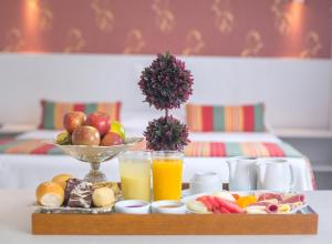 帕尔马斯吉拉索尔广场酒店的盘子,果盘和果汁