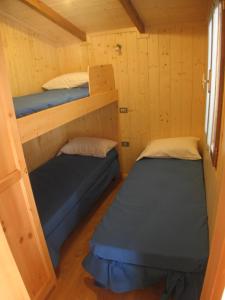 恩特拉奎Campeggio Valle Gesso的小屋内带两张双层床的客房