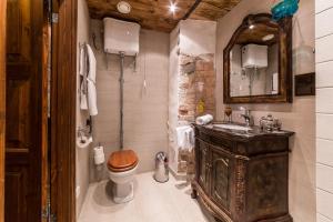 塔林Viru Lux Apartment的一间带木制水槽和卫生间的浴室