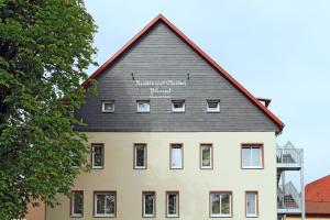 Rödental戈洛斯彻布朗酒店&旅社的黑色屋顶的大房子