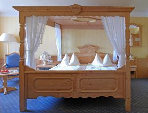 Rödental戈洛斯彻布朗酒店&旅社的卧室配有带白色枕头的天蓬床