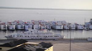 马瑙斯Ajuricaba Suites 1的一群船停靠在港口