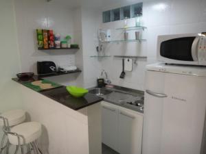 马瑙斯Ajuricaba Suites 1的一间带水槽和微波炉的小厨房