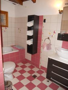 阿伊埃斯拉伦蒂欧斯Sarafis Guesthouse的粉红色的浴室设有卫生间和水槽