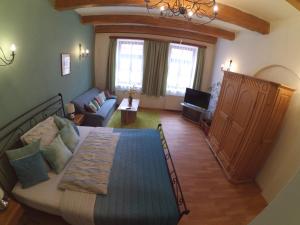 伊赫拉瓦阿奇姆酒店的一间卧室设有一张床和一间客厅。