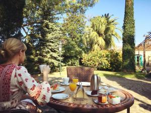 索列尔芬卡卡斯桑特酒店的坐在桌子上,吃着食物的女人
